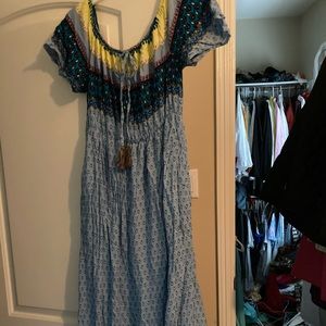 Jodifl Maxi dress size large/ can be worn on or off the shoulder